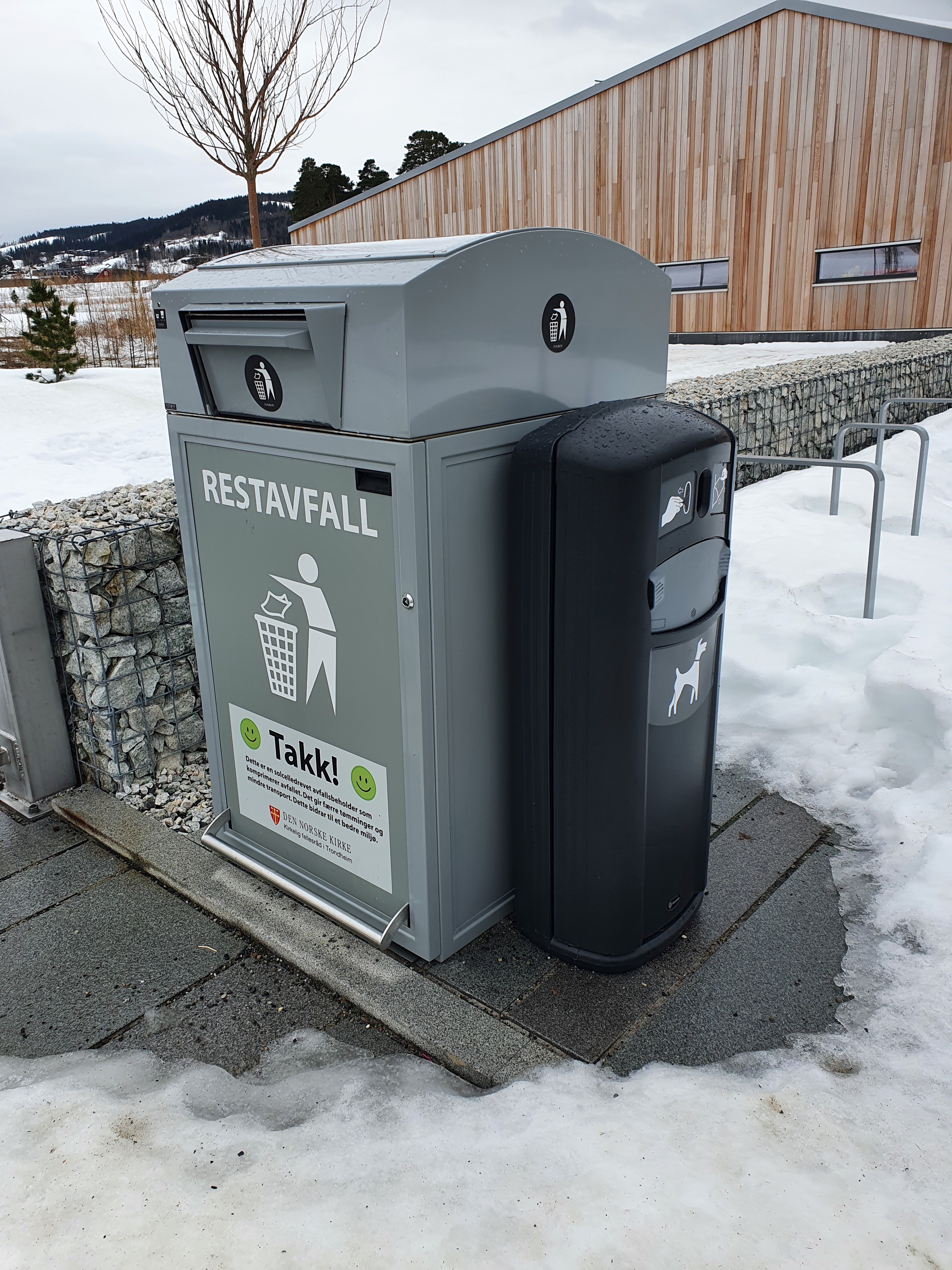 Denne avfallskomprimatoren står ved inngangen til Charlottenlund gravlund. Foto: privat