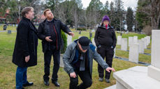 Malcolm Ross (nr. 2 f.v) fra Den britiske krigsgravtjenesten ble imponert over den engelske krigskirkegården på Stavne. Her får han omvisning av gravplass-leder i Kfit, Gunnar Hansen, anleggsgartner Unni Emilsen. Foto?