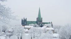 Vil du på gudstjeneste i advent/juletiden? Da bør du melde deg på digitalt. Foto: Kjetil Aa.