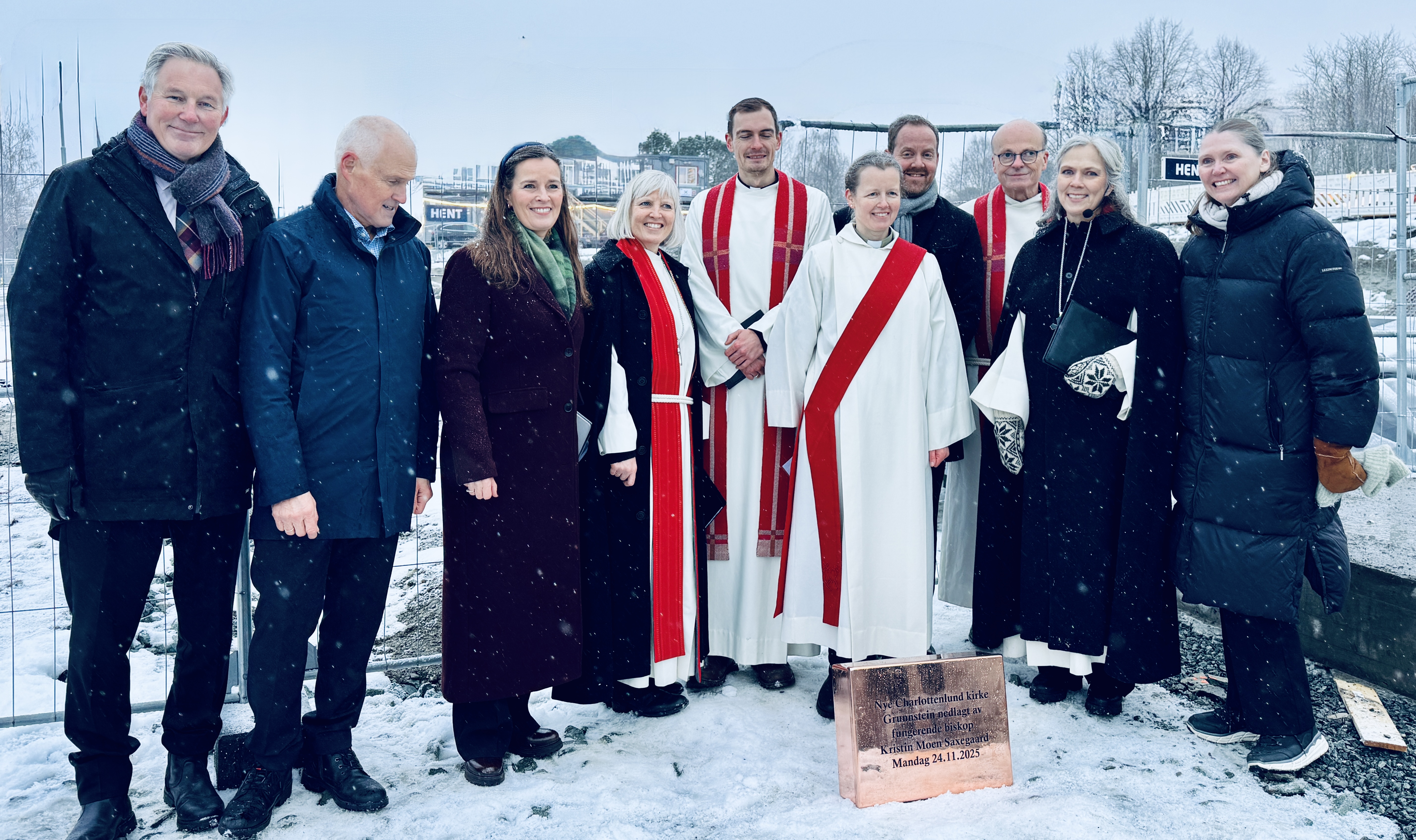 Fra venstre: Erling Moe (fungerende ordfører), Kjell Inge Nordgård (kirkeverge), Majen Helen Sævik (KrF), Bodil Sørdal (prost), Joakim Skousgaard Johnsen (kapellan), Hanne Moxness (diakon), Arne Reidar Vik Selven (daglig leder i Ranheim og Charlottenlund menighet), Skule Bjørnstad (sokneprest), Kristin Moen Saxegaard (fungerende biskop), Ane Strømman (menighetstrådsleder). (Foto: Yngvil Bjellaanes)