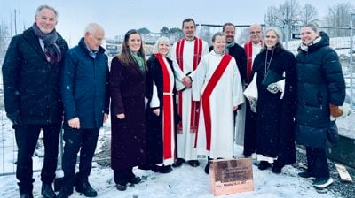 Fra venstre: Erling Moe (fungerende ordfører), Kjell Inge Nordgård (kirkeverge), Majen Helen Sævik (KrF), Bodil Sørdal (prost), Joakim Skousgaard Johnsen (kapellan), Hanne Moxness (diakon), Arne Reidar Vik Selven (daglig leder i Ranheim og Charlottenlund menighet), Skule Bjørnstad (sokneprest), Kristin Moen Saxegaard (fungerende biskop), Ane Strømman (menighetstrådsleder). Foto: Yngvil Bjellaanes