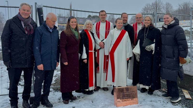 Fra venstre:Erling Moe (fungerende ordfører), Kjell Inge Nordgård (kirkeverge), Majen Helen Sævik (KrF), Bodil Sørdal (prost), Joakim Skousgaard Johnsen (kapellan), Hanne Moxness (diakon), Arne Reidar Vik Selven (daglig leder i Ranheim og Charlottenlund menighet), Skule Bjørnstad (sokneprest), Kristin Moen Saxegaard (fungerende biskop), Ane Strømman (menighetstrådsleder). Foto: Yngvil Bjellaanes