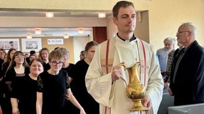 Kapellan Joakim Skousgaard Johnsen i spissen under inngangen til gudstjenesten. Alle foto: Kirka i Trondheim/Yngvil Bjellaanes