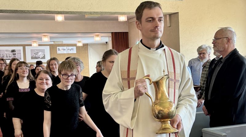 Kapellan Joakim Skousgaard Johnsen i spissen under inngangen til gudstjenesten. Alle foto: Kirka i Trondheim/Yngvil Bjellaanes