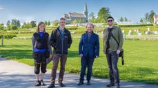 Fra Venstre: Anleggsgartner Unni Emilsen, kirkegårdsleder Trygve Jensen, Haakon O. Vinje fra Kulturdepartementet og Arne Langås fra Falstadsenteret på Havstein kirkegård. Alle foto Kjetil Aa.