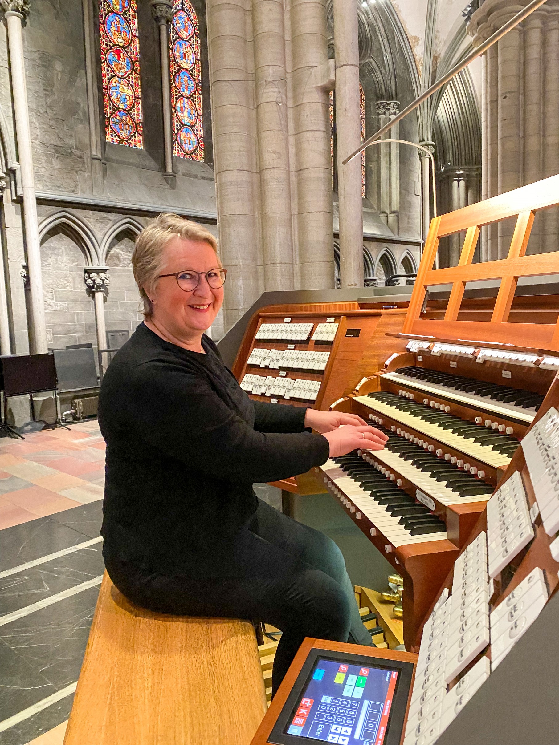 Domkantor Petra Bjørkhaug gleder seg stort til å høre over 30 orgelelever fremføre Schult-suiten på Steinmeyer-orgelet i Nidarosdomen tirsdag 21. april. Foto: Merethe Wagelund 