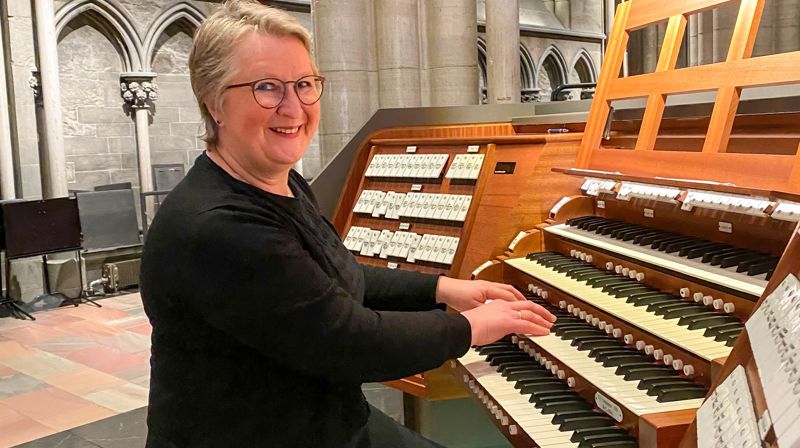 Domkantor Petra Bjørkhaug gleder seg stort til å høre over 30 orgelelever fremføre Schult-suiten på Steinmeyer-orgelet i Nidarosdomen tirsdag 21. april. Foto: Merethe Wagelund 