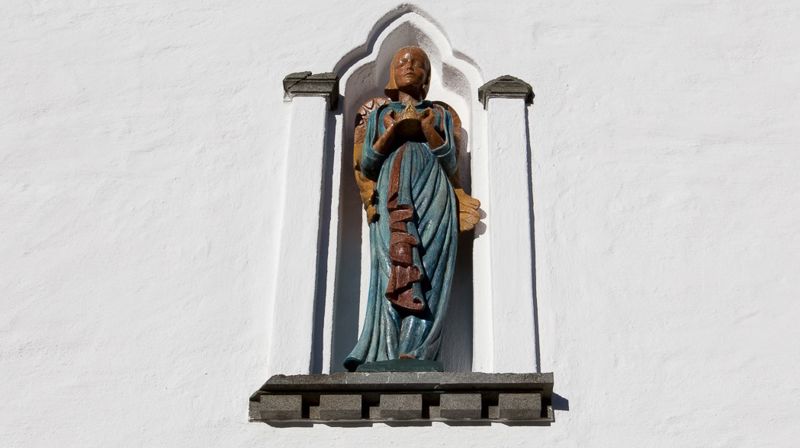 Corona Christi -figuren finnes over Ranheim kirkes hovedinngang og inne i Charlottenlund kirke.