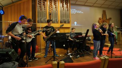 Rockegudstjeneste i Kolstad kirke med bandet "Fireband". Foto O. Brattli
