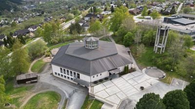 Byåsen kirke er en av flere som viser kongens gravferd på storskjerm. Foto: Kikra i Trondheim