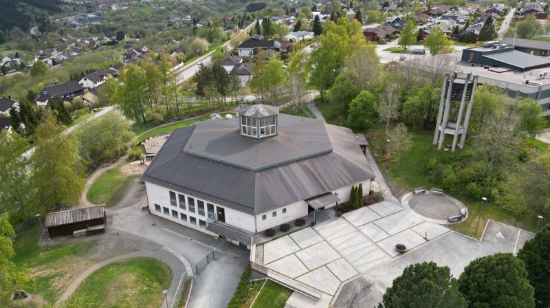 Byåsen kirke er en av flere som viser kongens gravferd på storskjerm. Foto: Kikra i Trondheim