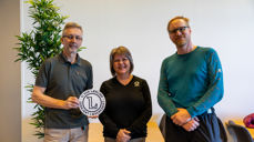 Gravplassforvaltningen er godkjent lærlingebedrift innen anleggsgartnerfaget. Fra venstre ser vi avdelingsleder Trygve Jensen, Nina Pevik (SOA) og fagleder for KfiT Kjartan Strømme