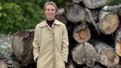 Kunstner Hanne Friis på tomta der Nye Charlottenlund kirke nå reiser seg. Foto: Kirka i Trondheim/Yngvil Bjellaanes