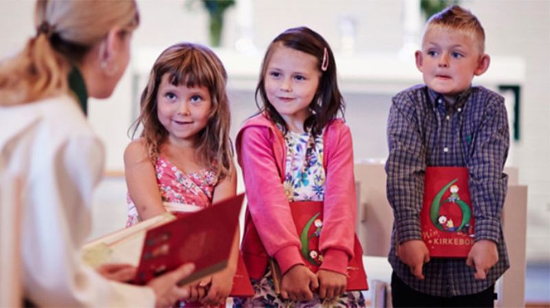 Utdeling av 4-års kirkebok i Bakke kirke