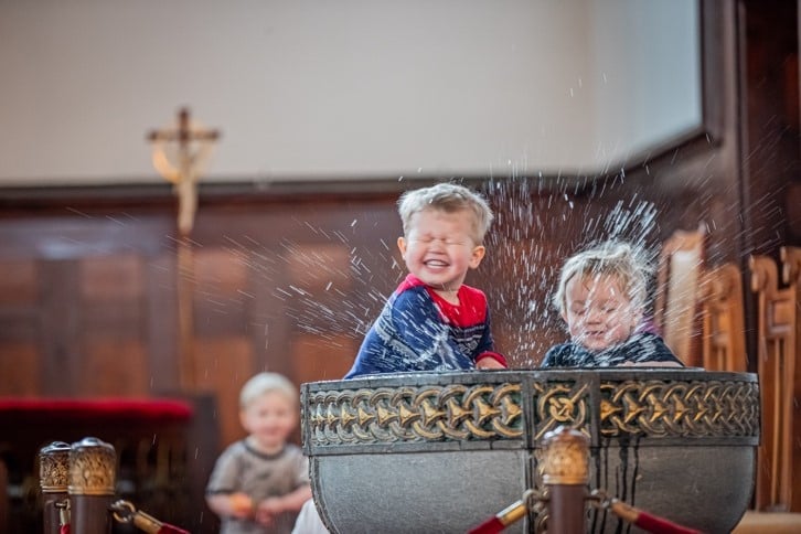 Døpefonten er et populært sted under gudstjenestene for de aller minste! (Foto: Øyvind Nordahl Næss)
