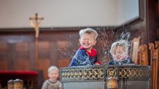 Døpefonten er et populært sted under gudstjenestene for de aller minste! (Foto: Øyvind Nordahl Næss)