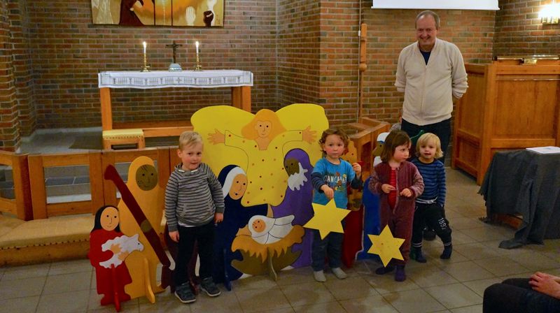 Fornøyde 3-åringer med egenlagd stjerne foran det store julepuslespillet. Foto: Ø. Sørensen