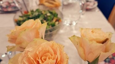 Kom til dekket bord og nyt god mat i godt fellesskap.