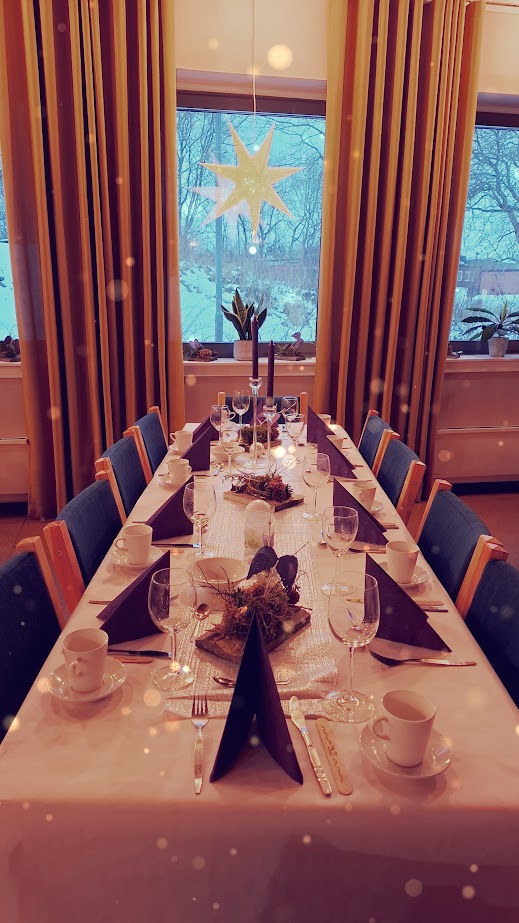 Kom til dekket bord.