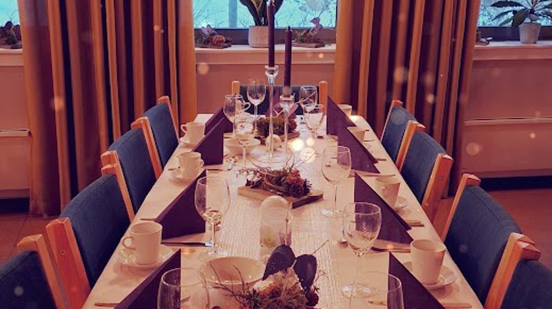 Kom til dekket bord.