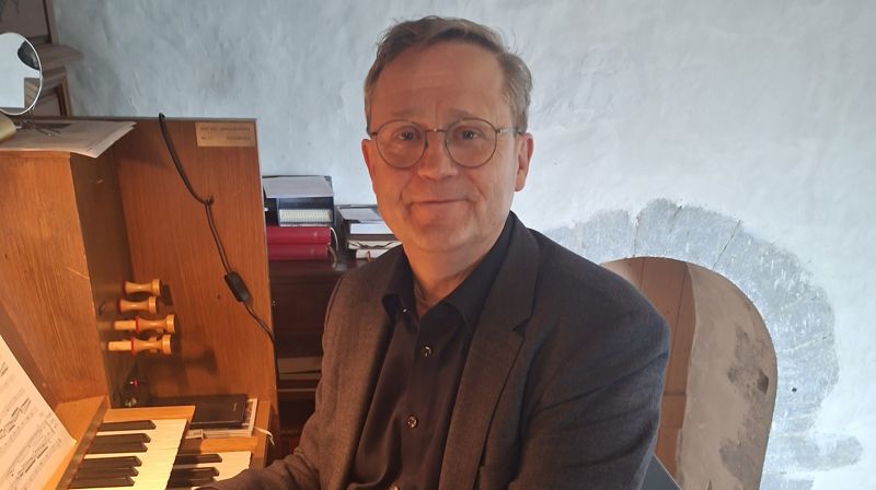 ERLING VENDER HJEM