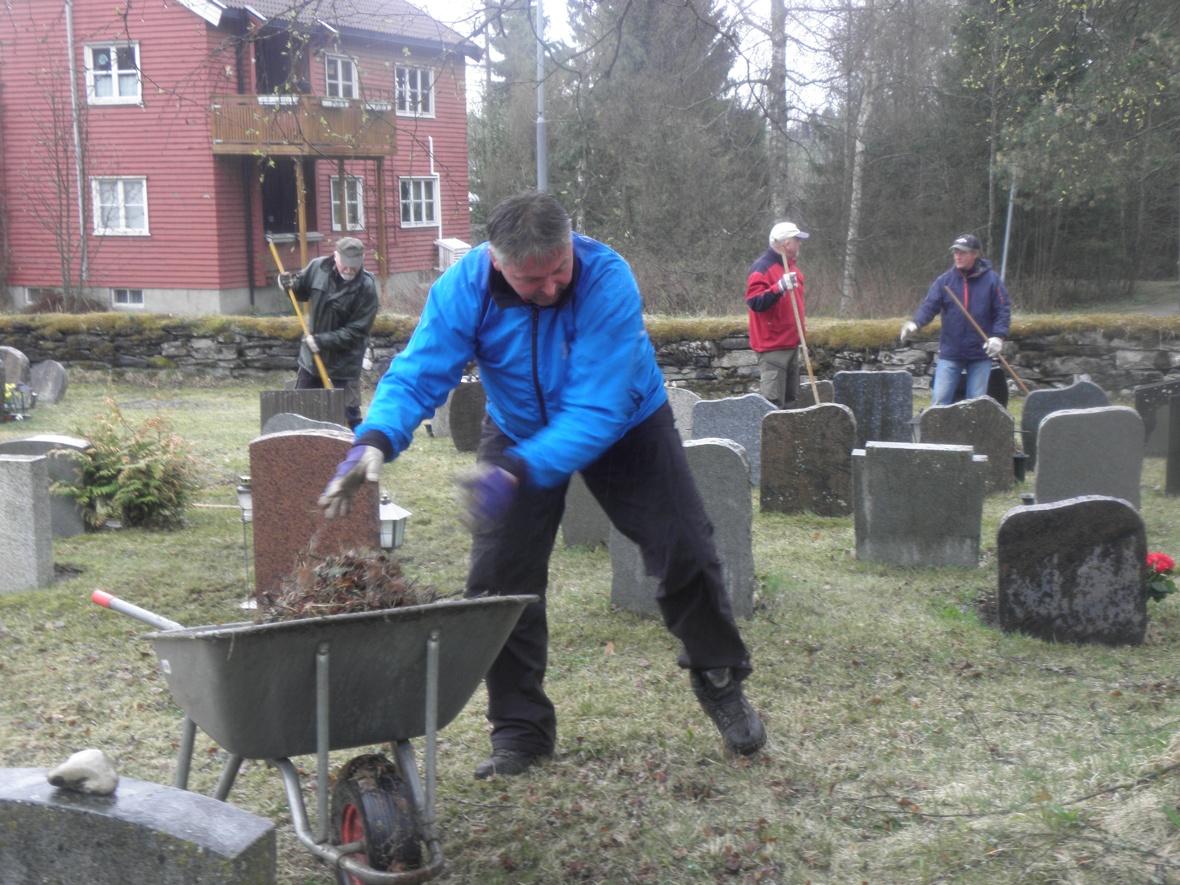 Bilde fra dugnad på kirkegården