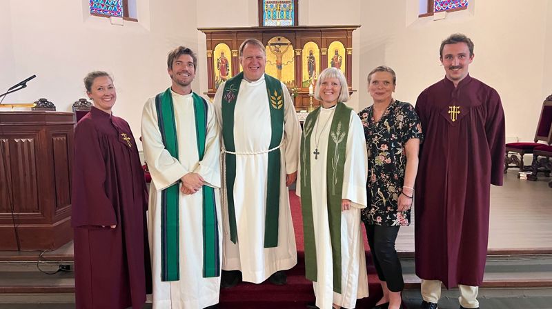 F.v.: Cecilie Løkeland Slåke (undervisningsleder), Ole Thomas Bientie Reiten (sokneprest i Sverresborg), Dag Johannessen (sokneprest i Ilen), Bodil Slørdal (prost i Trondheim), Janne Maliks (menighetsrådsmedlem), Sveinung Nygård (kirketjener)