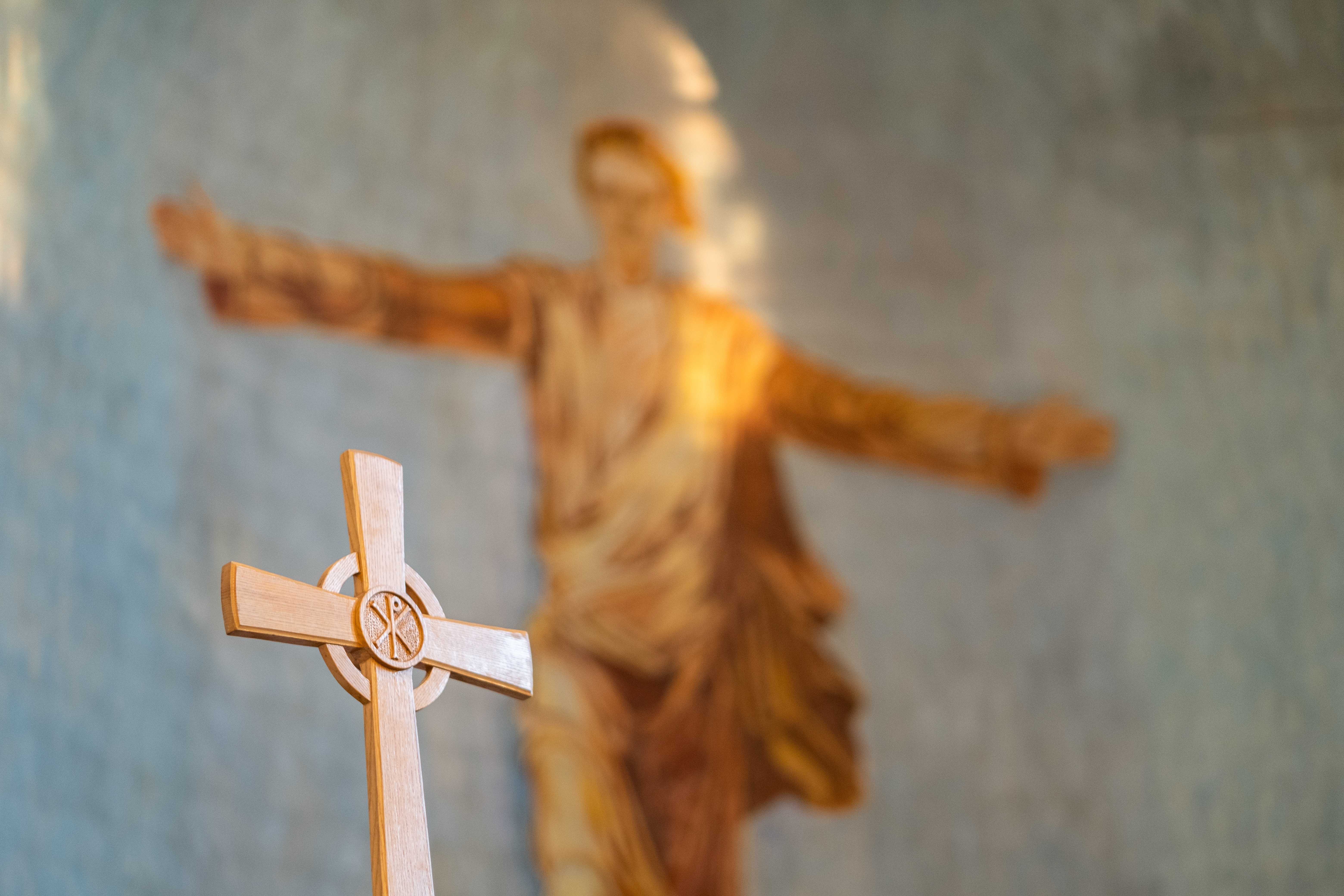 Prosesjonskors og altertavle i Lillestrøm kirke. Foto: Kirkerådet.