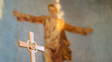 Prosesjonskors og altertavle i Lillestrøm kirke. Foto: Kirkerådet.