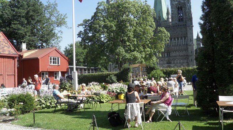 Kaffe og vafler i Kirkehagen