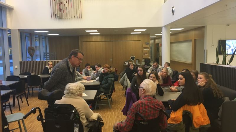 Ladekonfirmantene på besøk på sykehjemmet