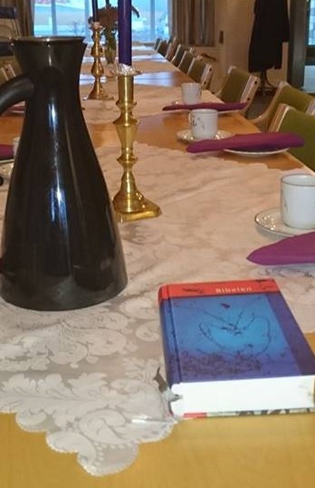 Ord til ettertanke, kaffe og god formiddagsmat innleder tirsdagstreff. Ellers lett program og utlodning. Foto: S. Bjørnstad