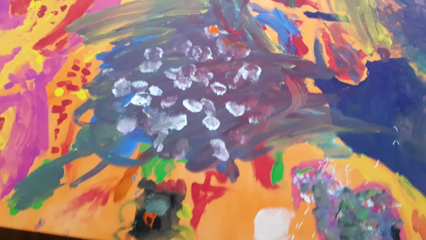 Barn i menigheten har malt dette bildet, som henger i sideskipet på Charlottenlund kirke. Foto:Skule Bjørnstad