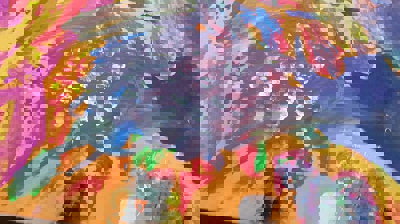 Barn i menigheten har malt dette bildet, som henger i sideskipet på Charlottenlund kirke. Foto:Skule Bjørnstad