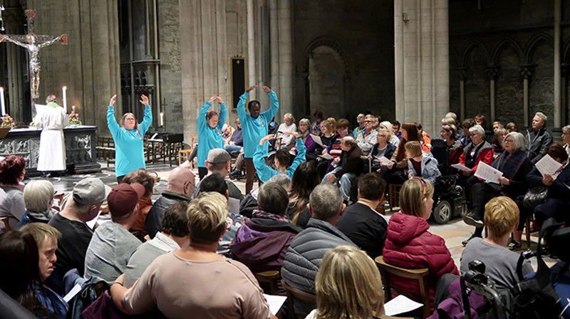 Medlemmer av Kor Artig viser bevegelser til forbønn. Foto hentet fra kirken.no/nidaros
