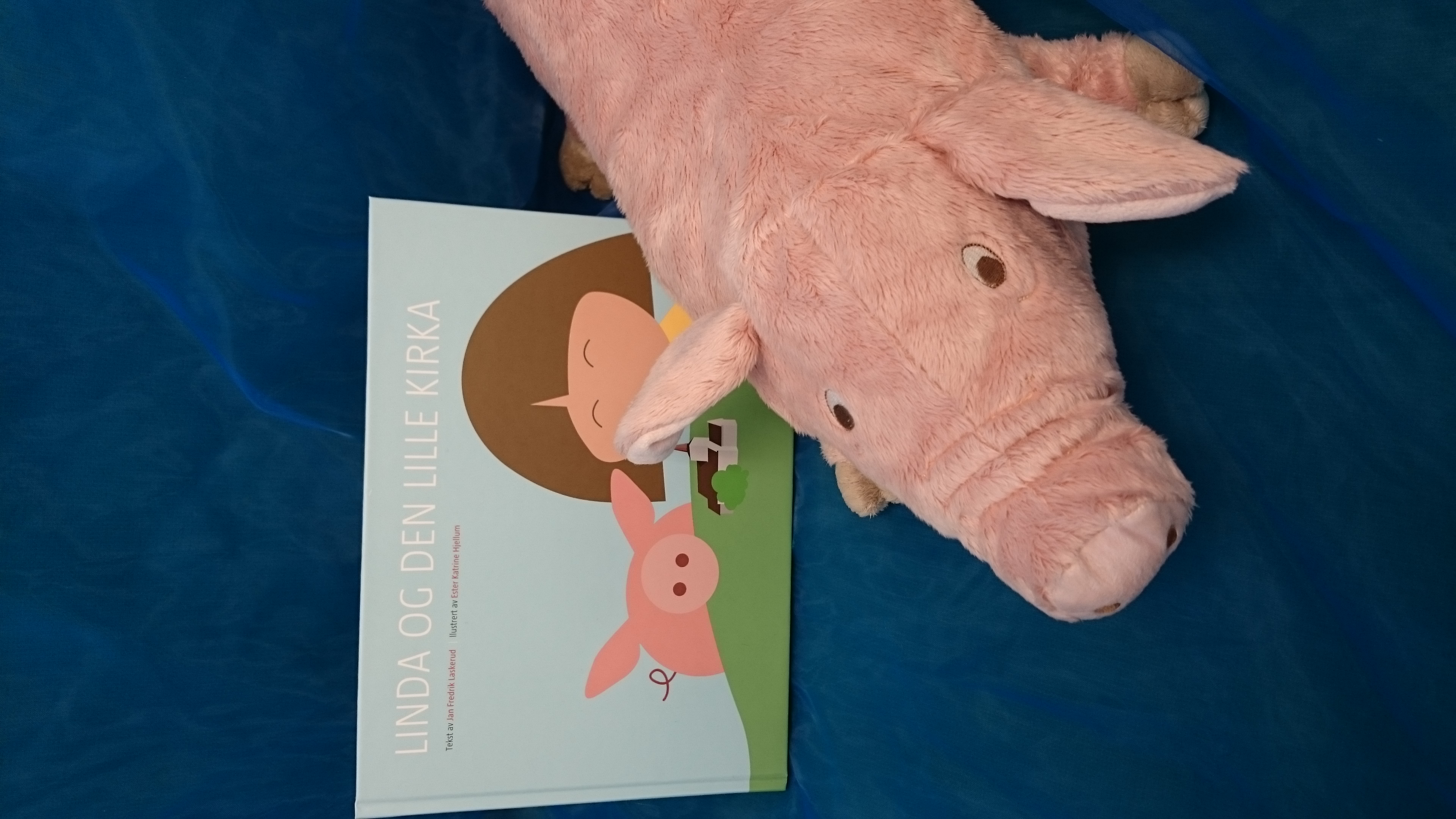 Linda og kosegrisen. Foto: Hanne Moxness