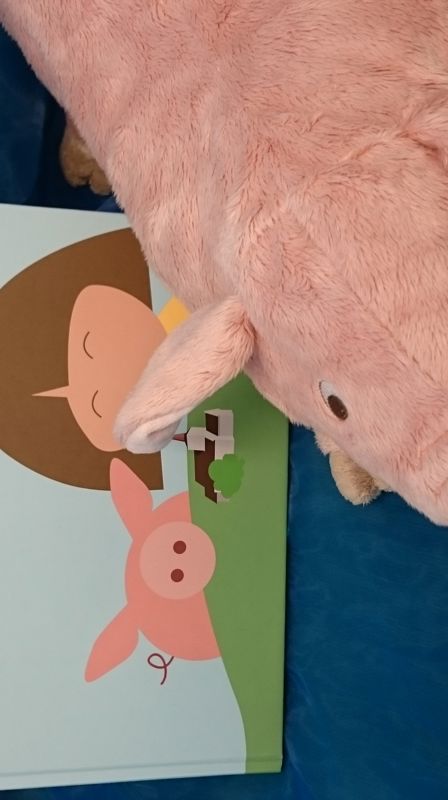 Linda og kosegrisen. Foto: Hanne Moxness