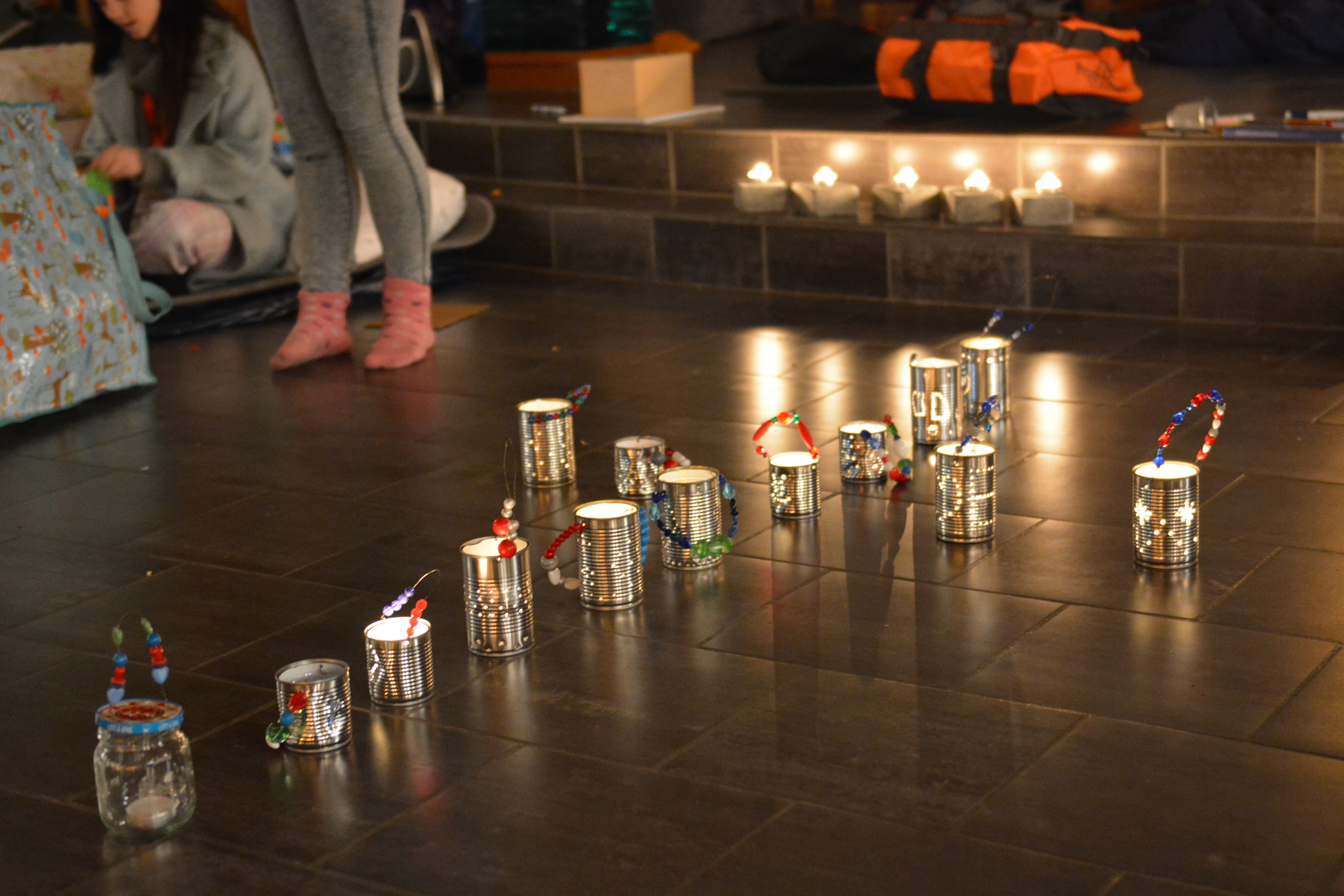 Elleveåringene laget lykter av blikkbokser og laget lyskors i kirken lørdag kveld. Foto: Marie Hauge Gonzales