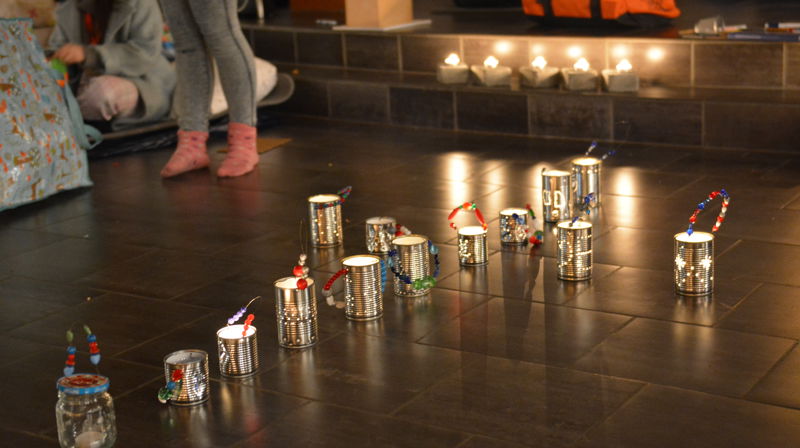 Elleveåringene laget lykter av blikkbokser og laget lyskors i kirken lørdag kveld. Foto: Marie Hauge Gonzales