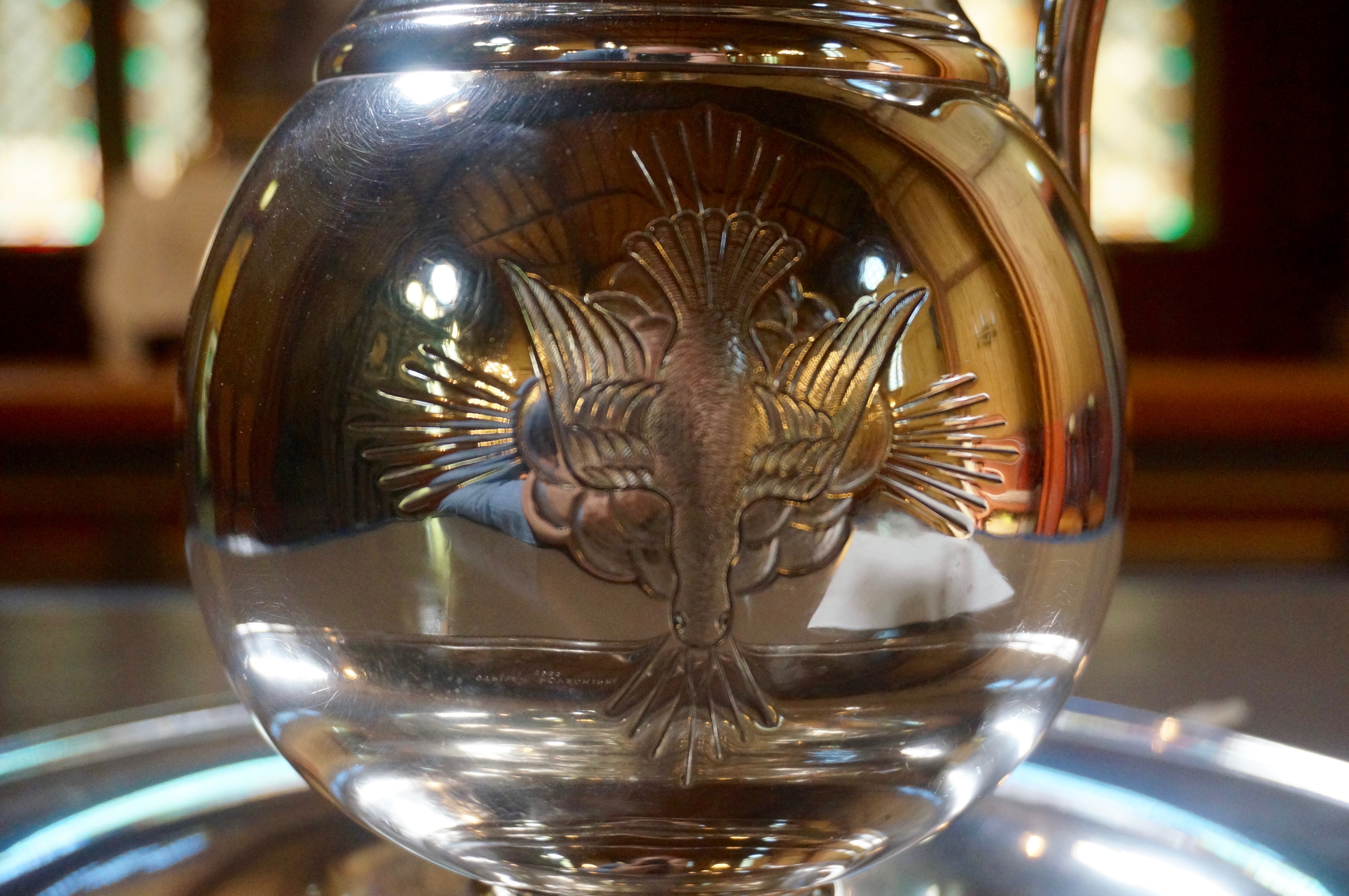 Relieff av due på dåpsmuggen i Strinda kirke (Symbol på Den hellige ånd i dåpen)