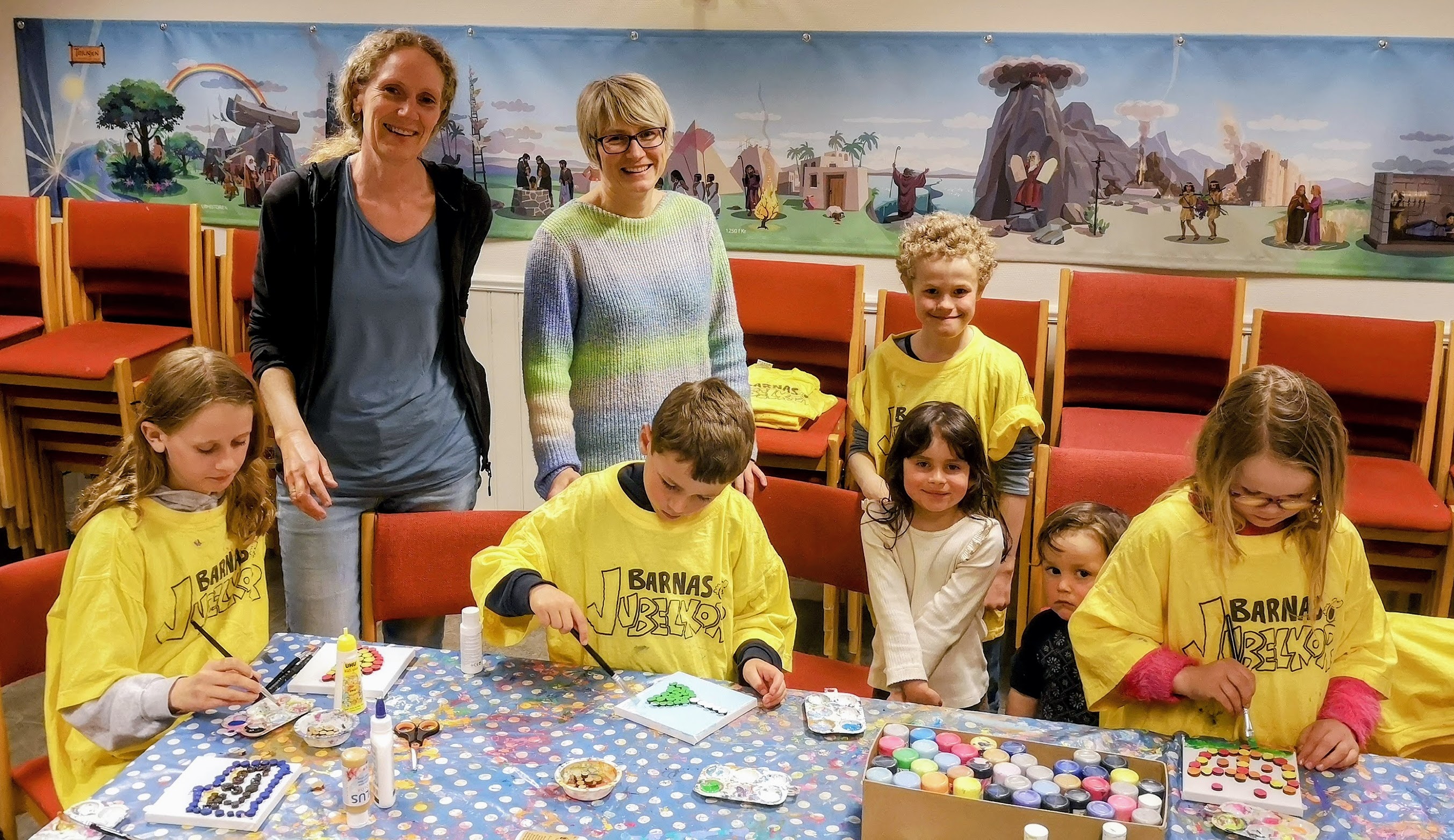 *  Magni og Stefanie har vært ledere i Barneklubben i Berg kirke i mange år. Her sammen med både yngre og eldre barn som har gått i klubben gjennom årene.