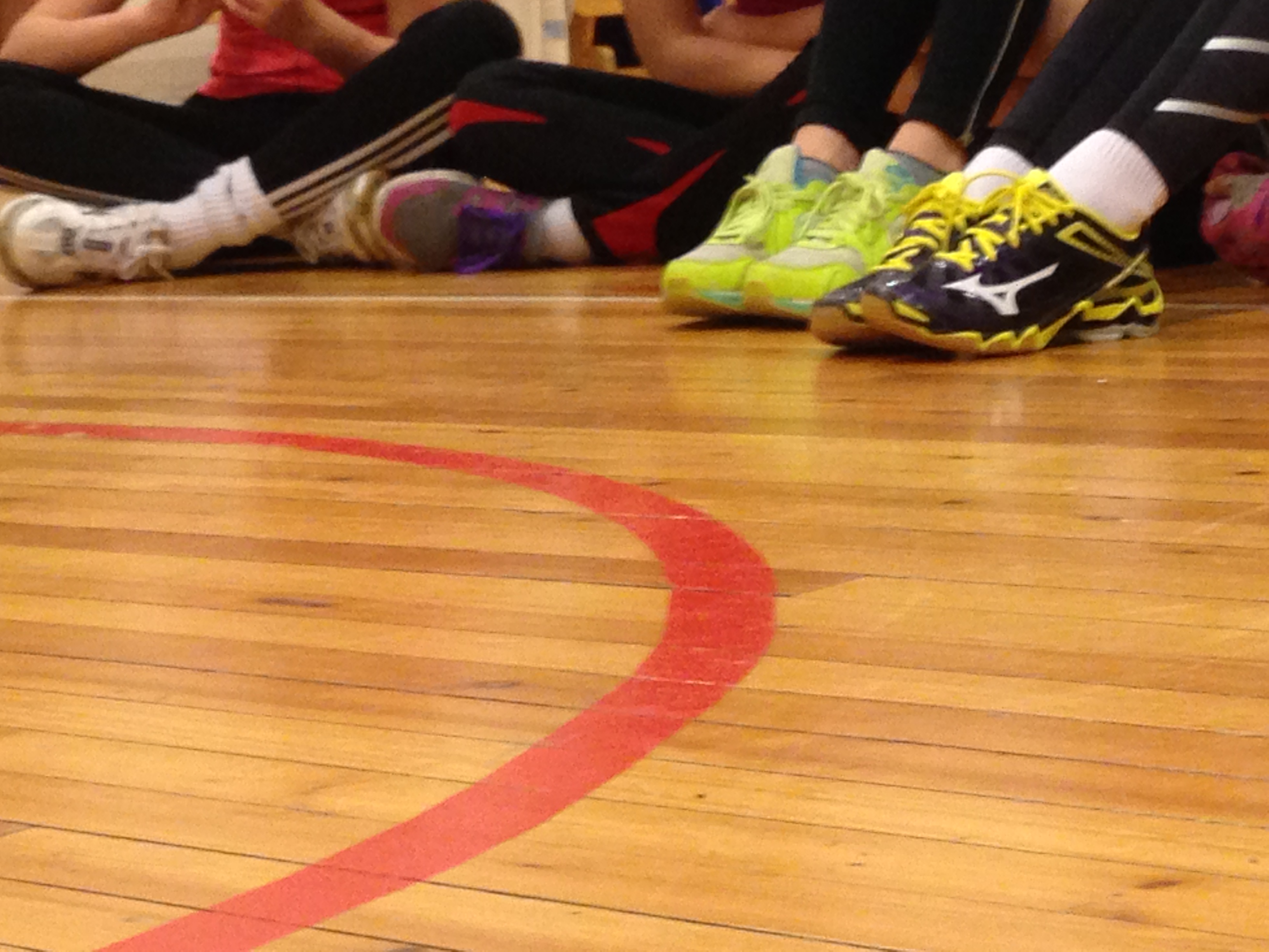 Idrettshall der vi ser skoene til deltakerne som sitter før innsats
