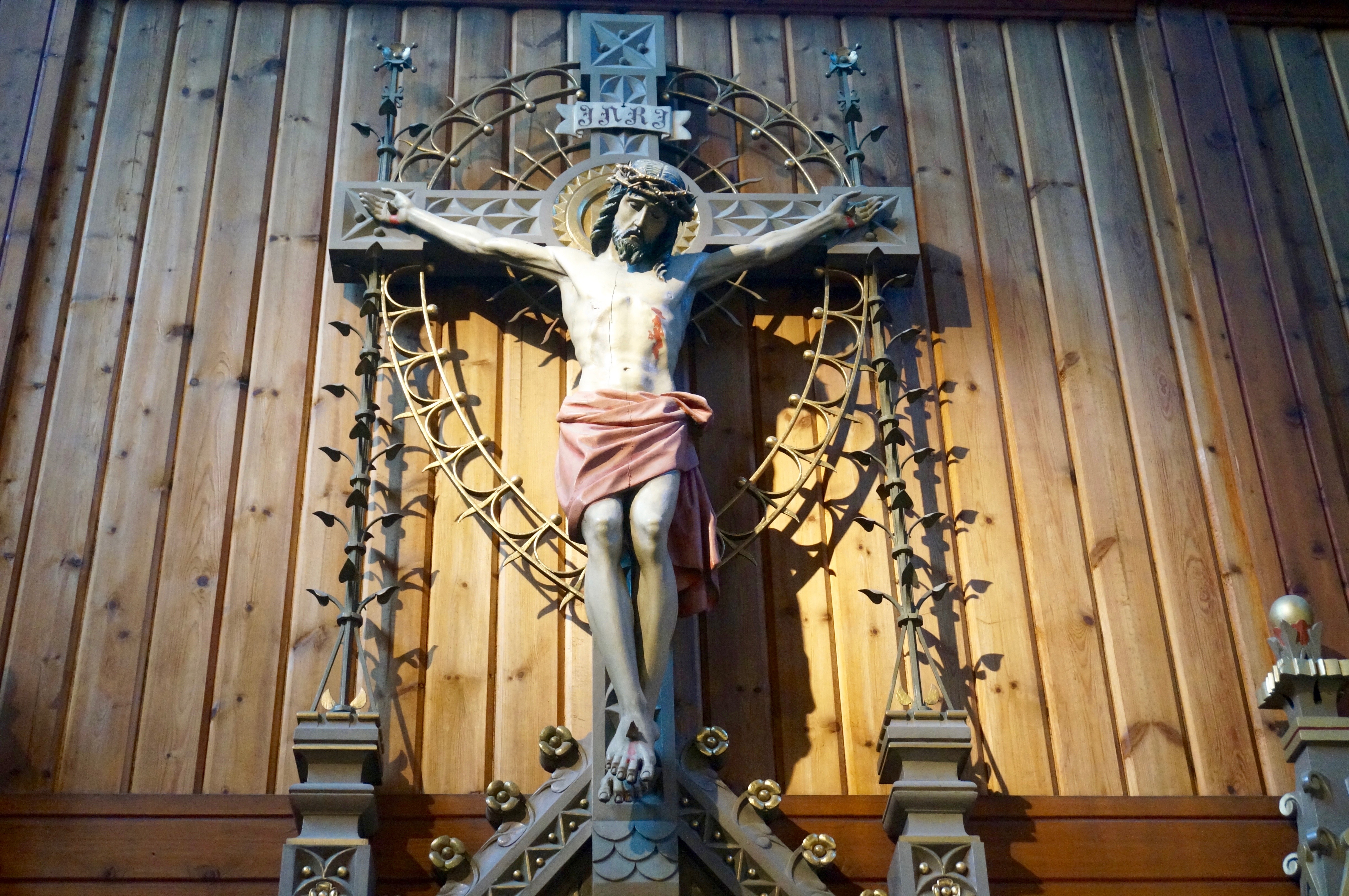Krusifikset over alteret i Strinda kirke. Foto: Øystein Sørensen