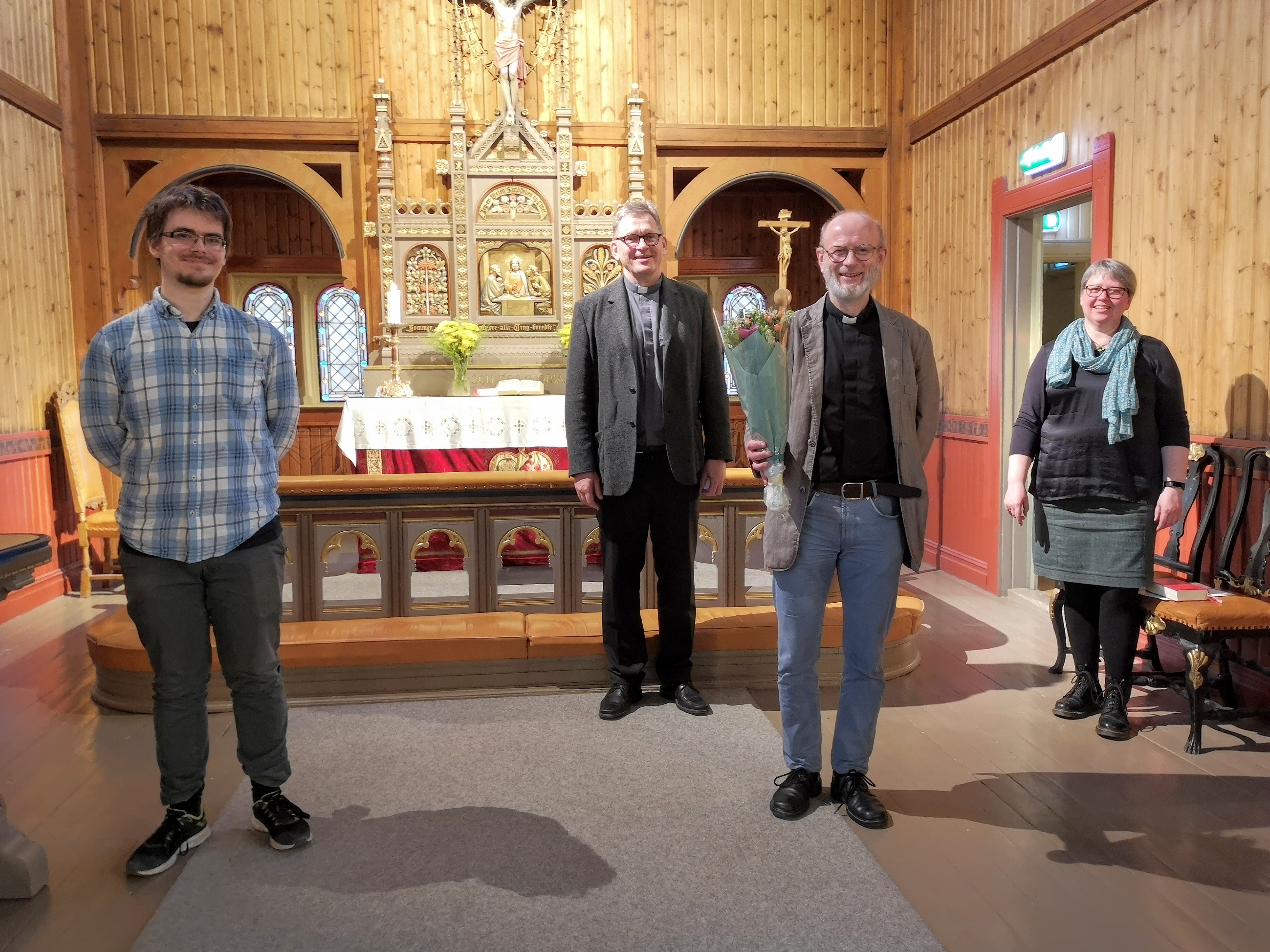 * (F.v.) Leder i Strinda menighetsråd, Sigurd Gaut, sokneprest i Strinda, Trond Roland, den avtakkede Børre Rindal og nestleder i Strinda menighetsråd, Inger Maren Tveit som overrakte blomstene. Foto: Ø. Sørensen