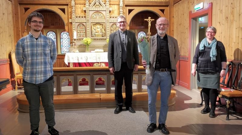 * (F.v.) Leder i Strinda menighetsråd, Sigurd Gaut, sokneprest i Strinda, Trond Roland, den avtakkede Børre Rindal og nestleder i Strinda menighetsråd, Inger Maren Tveit som overrakte blomstene. Foto: Ø. Sørensen
