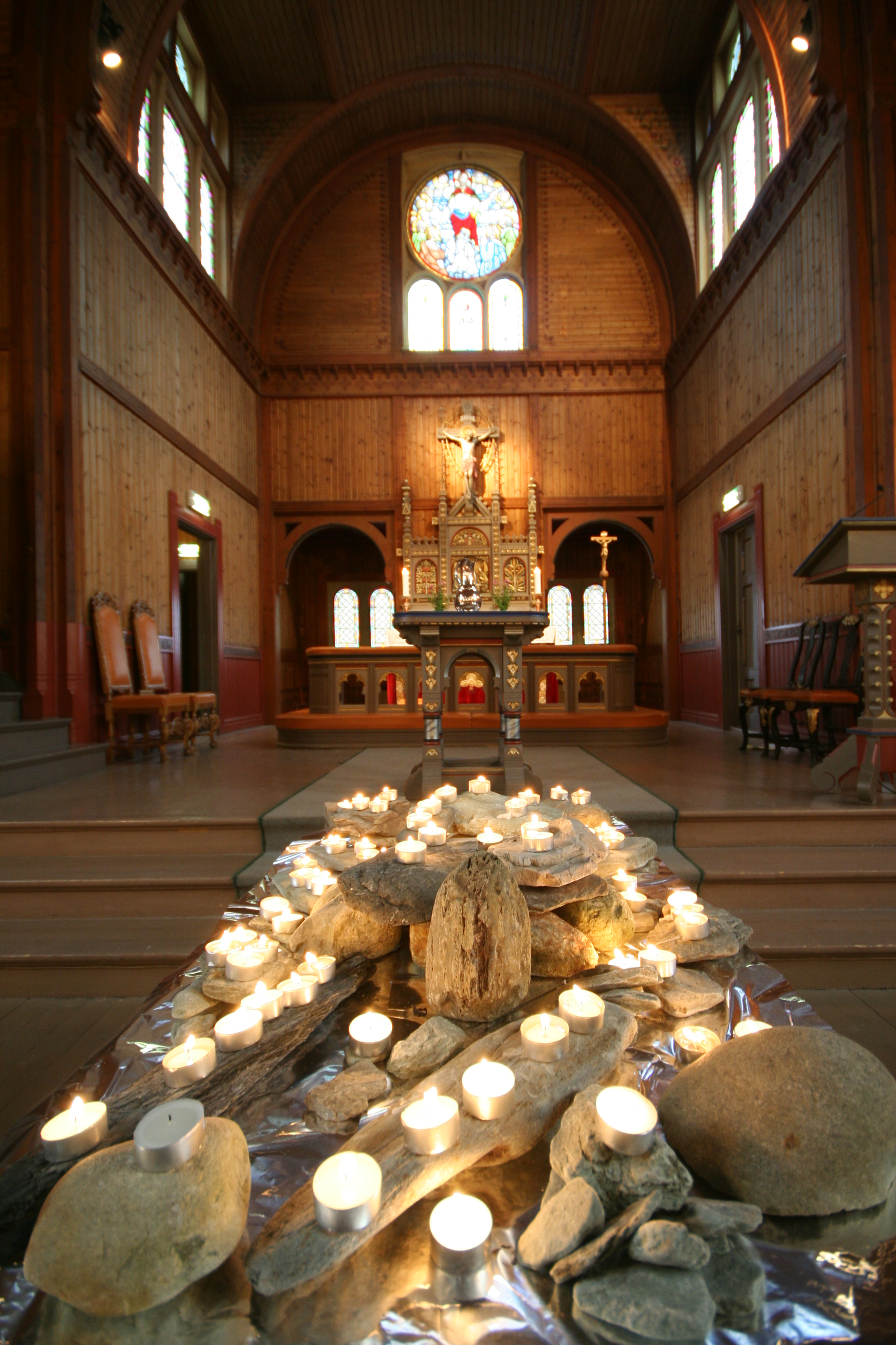 Lystenningsbord Strinda kirke.jpg