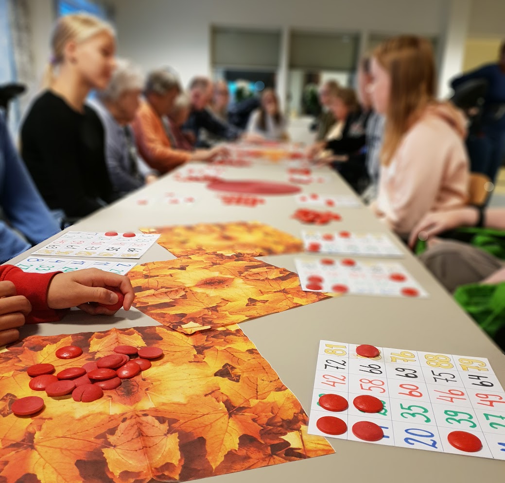 Bingobord med konfirmanter på eldreinstitusjon