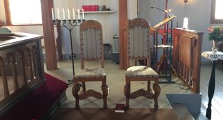To stoler i Trysil kirke venter