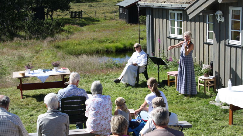 Friluftsgudstjeneste på Rømonysetra. (Foto: Knut Nerhagen)