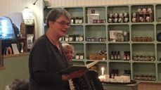 Diakon Birthe synger jula inn i Vestigarden